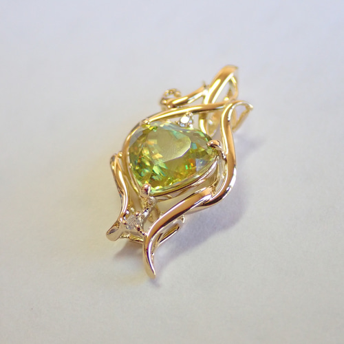 スフェーンクッションカット18KYGペンダントトップ スフェーンクッションカット18KYGペンダントトップ スフェーン