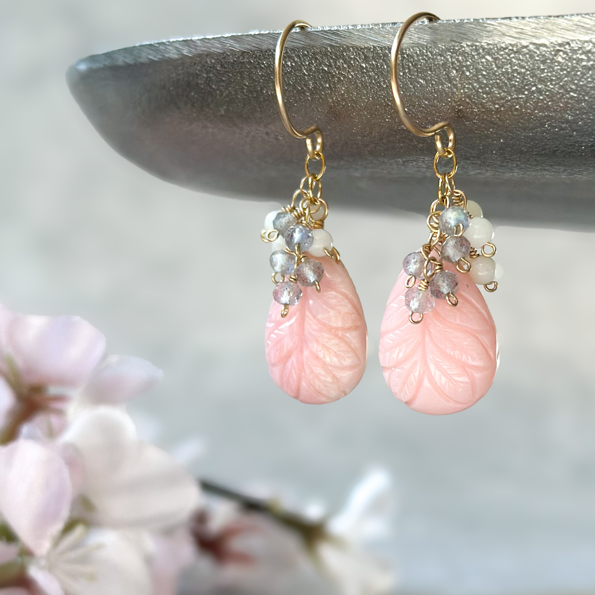14kgf*春色ピンクオパールのカービングピアス／イヤリング