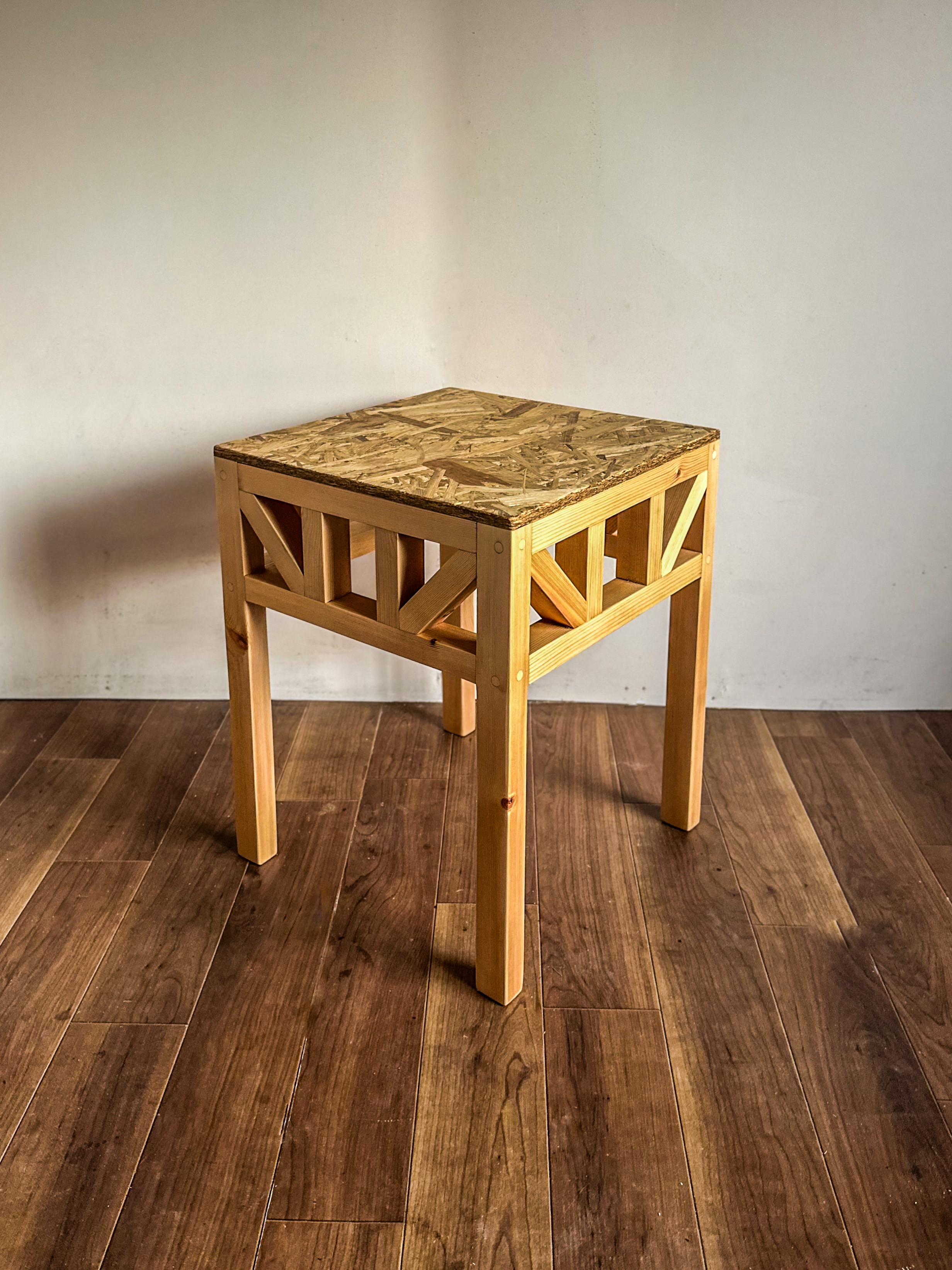 建築の骨組みをモチーフにしたサイドテーブル