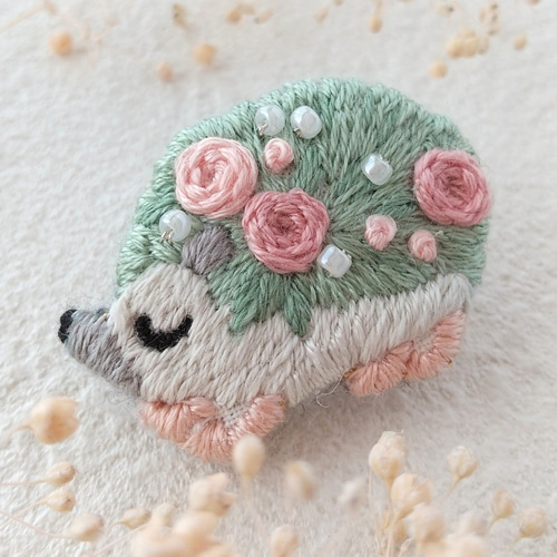 送料無料》刺繍ブローチ 動物刺繍 ハリネズミ 春色 バラ ばら 薔薇