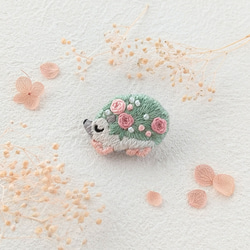 送料無料》刺繍ブローチ 動物刺繍 ハリネズミ 春色 バラ ばら 薔薇