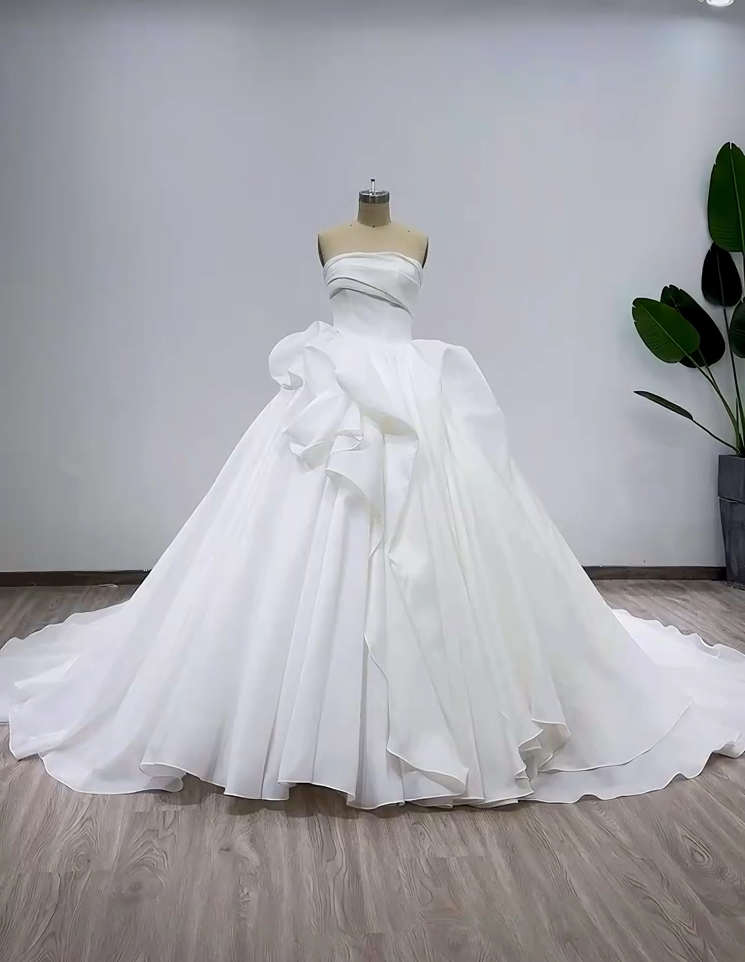 大人気上昇中！ラッフルスカート　チューブトップ　サイズオーダー可能ウェディン　編みあげ　プリンセスライン　ロングトレーン