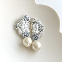 261◇花輪◇刺繍ピアス.刺繍イヤリング.刺繍アクセサリー.くすみ色 