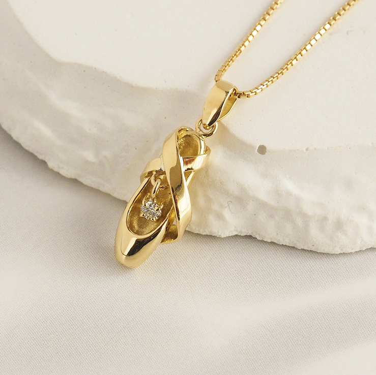 18金　バレエ  トウシューズ  ペンダント「オーロラ」　K18