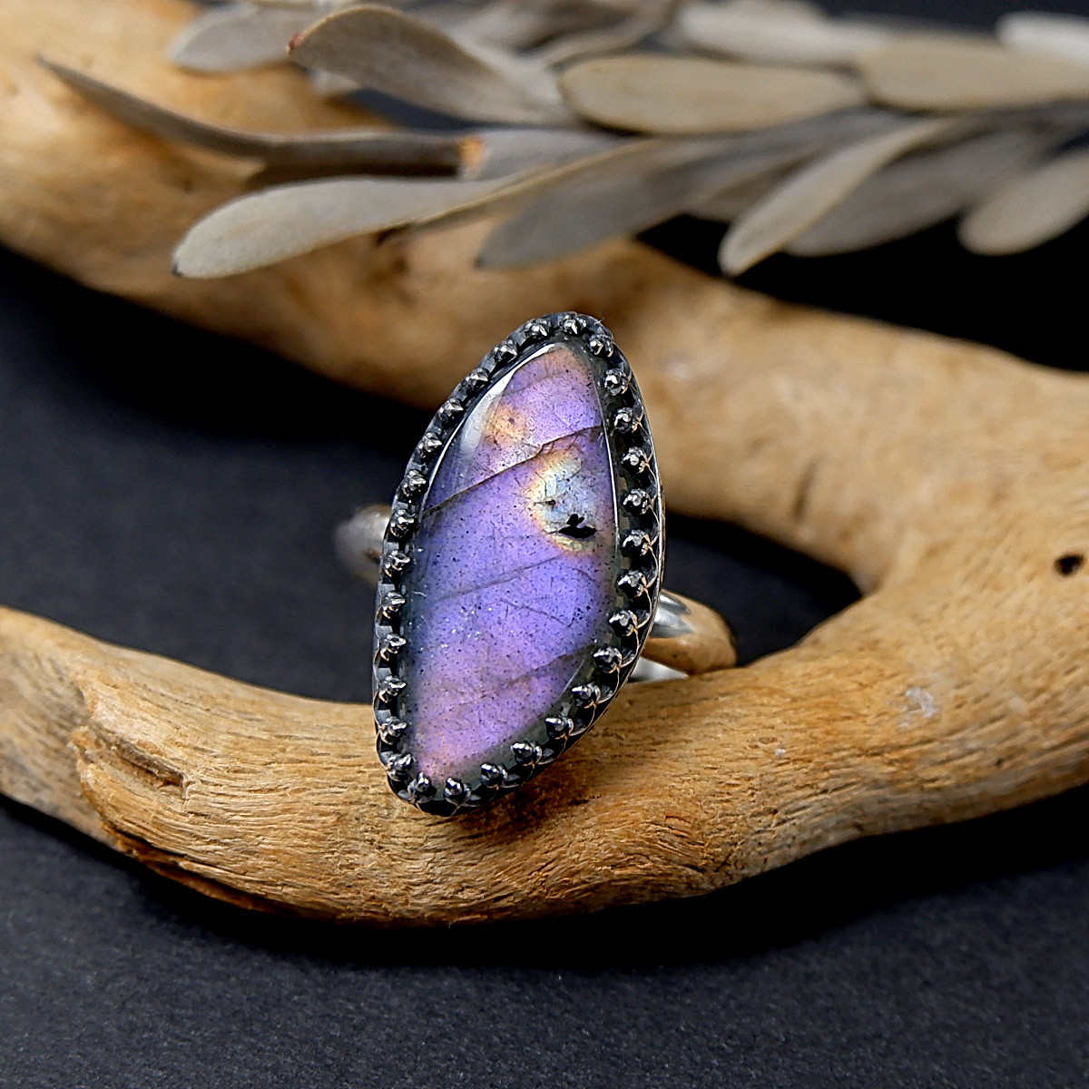 ～高貴な紫の輝き～　ラブラドライトの飾り枠リング　13号　天然石アクセサリー　一点物　指輪