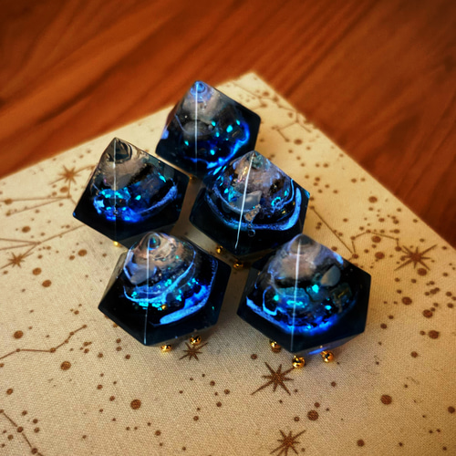 リマシュケのチャーム 蜻蛉玉 水晶 龍神のすず 龍の目チャーム〈夜空ブラック×琉球ガラス蓄光トンボ玉