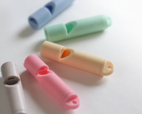 曲がって割れない防災笛【雫音（しずね）】 キーホルダー 東京下町想身