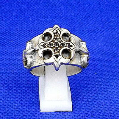 送料無料！アイアンクロスとブラックサファイヤ石のシルバー９２５製のリング（指輪）！