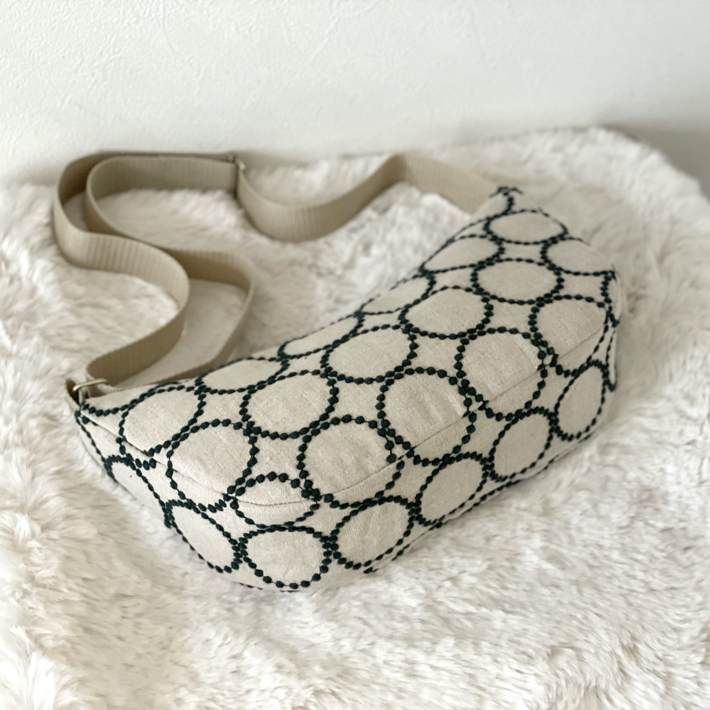 ⚮̈ミナペルホネン　からだにフィットするボディバッグ　tambourine beige