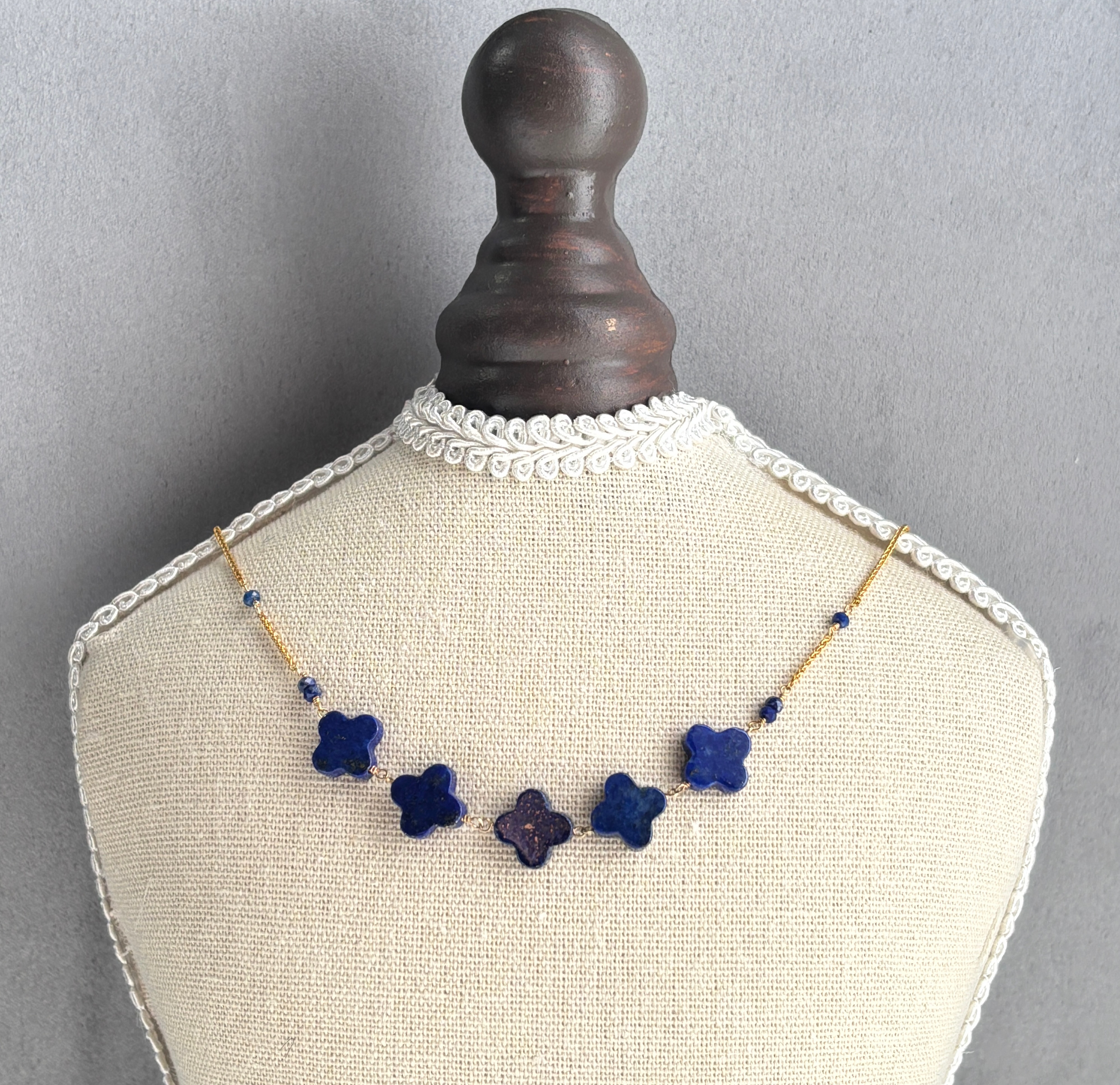 【天然石】お花カットのラピスラズリ１４ｋｇｆネックレス