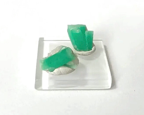 激レア エメラルド 結晶原石 母岩あり 専用木製台座付 最大幅81mm 重