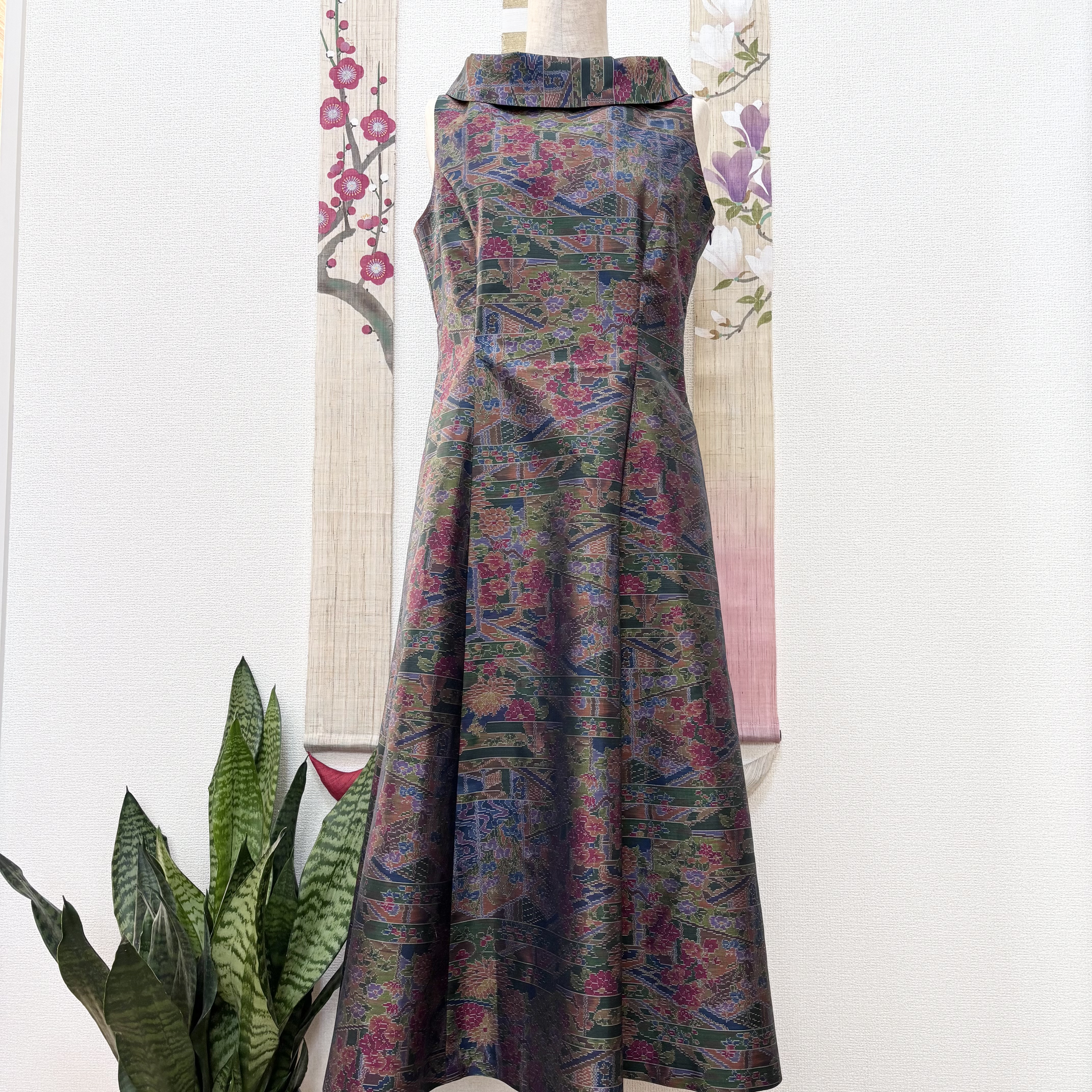 穏やかな品を添えるロールカラーの大島紬プリンセスラインワンピース 　氷の橋