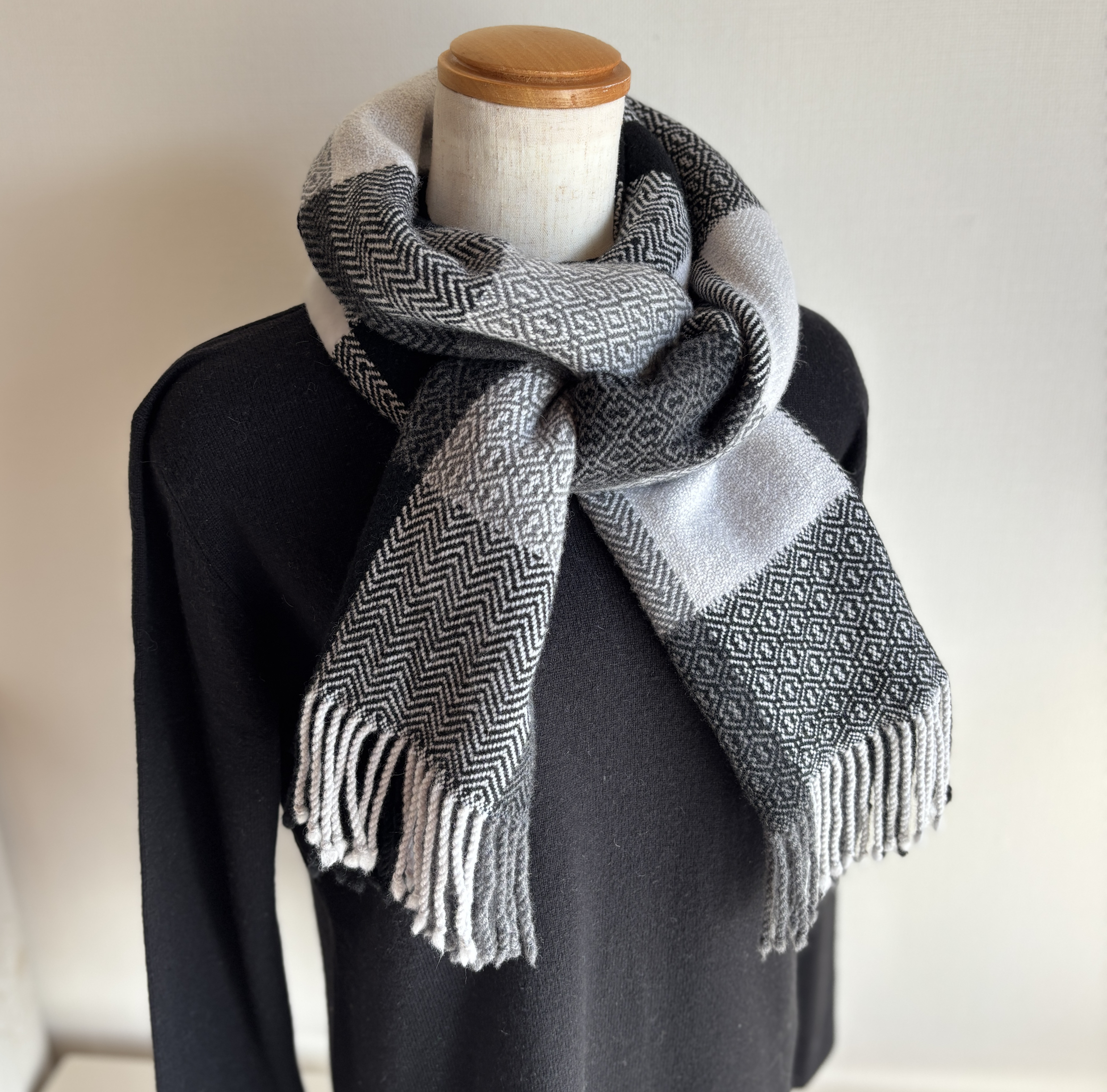 [手織り]黒×白×グレー/モノトーンのチェックの暖かマフラー/地模様入り（エクストラスーパーファインウール使用）
