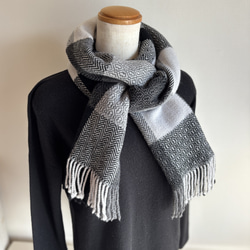 RATA❤️特別な素材感❤️上品で個性的な大柄ドットストール❤️シック