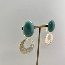 グリーンとマットゴールドのフープイヤリング 2枚目の画像