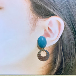 グリーンとマットゴールドのフープイヤリング 3枚目の画像