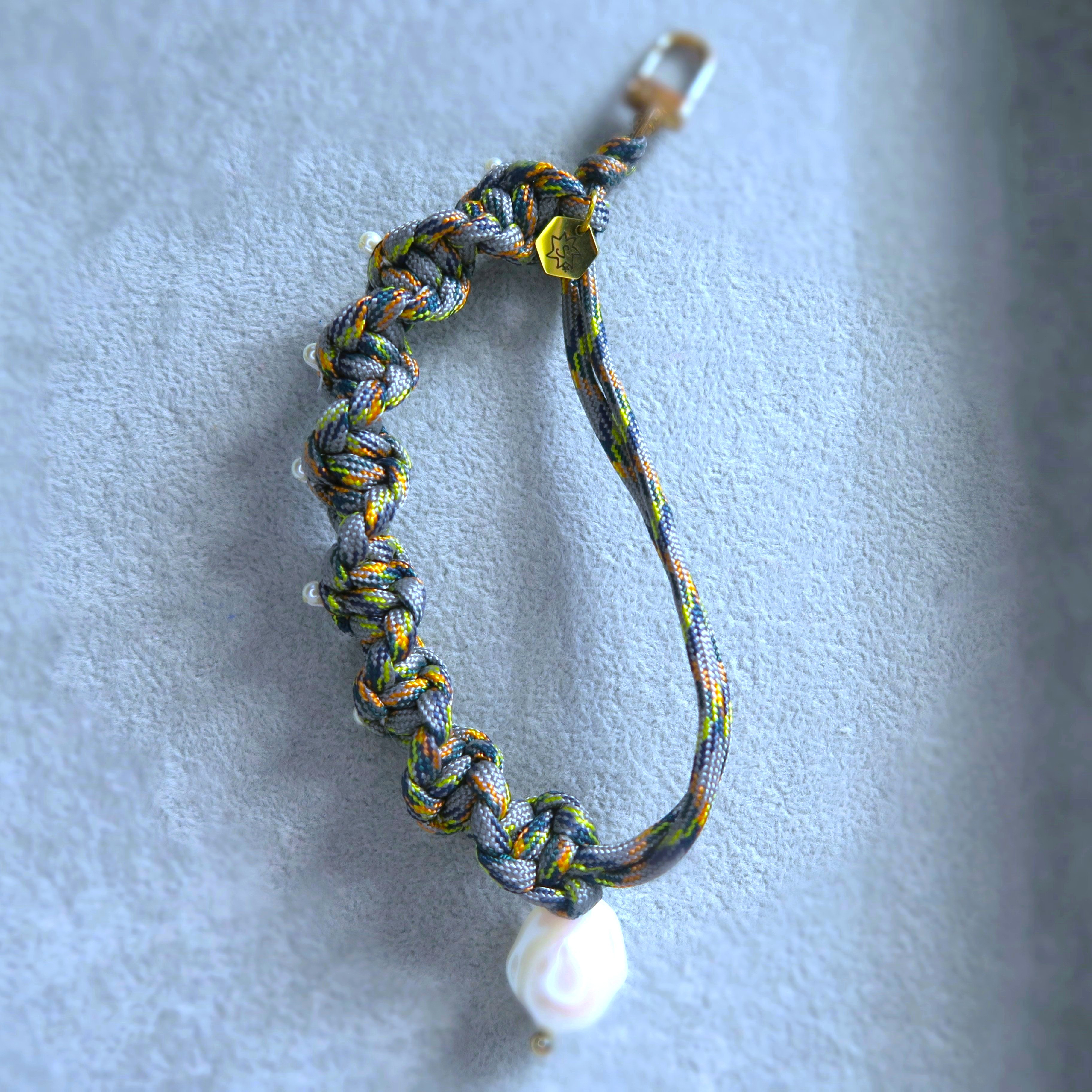 パールをちりばめた巻き貝風ストラップ/パラコード