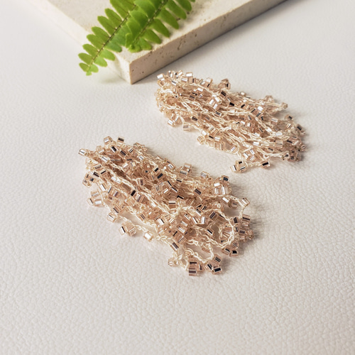 しだれ桜のビーズクロッシェタッセル イヤリングorピアス(ピンク しだれ桜のビーズクロッシェタッセル イヤリングorピアス(ピンク