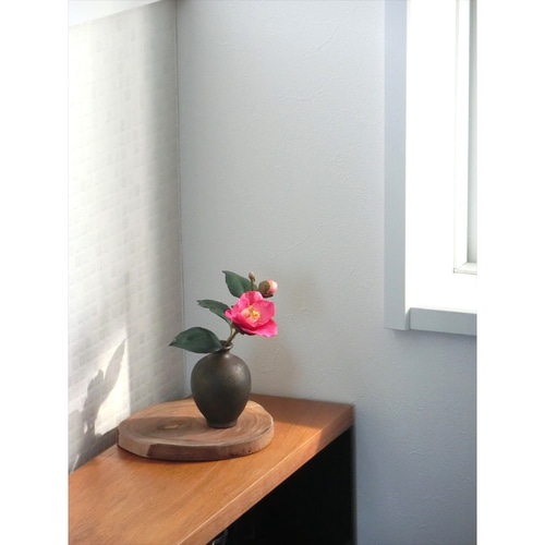 ✿【 粘土置物 】「さりげなくも艶やかな和の花」椿の一輪挿し（紫紅色