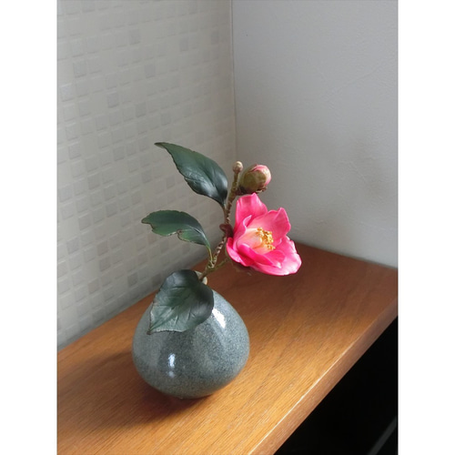 ✿【 粘土置物 】「さりげなくも艶やかな和の花」椿の一輪挿し（紫紅色