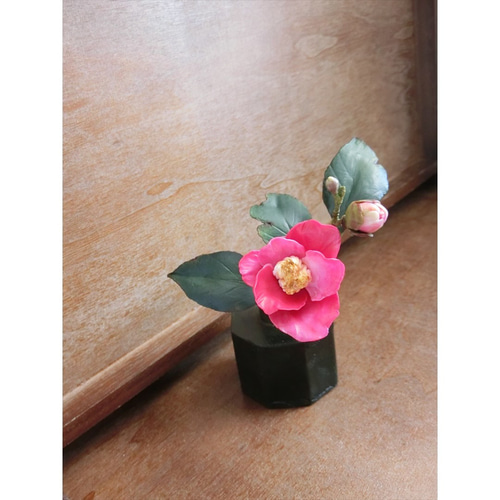 ✿【 粘土置物 】「さりげなくも艶やかな和の花」椿の一輪挿し（紫紅色