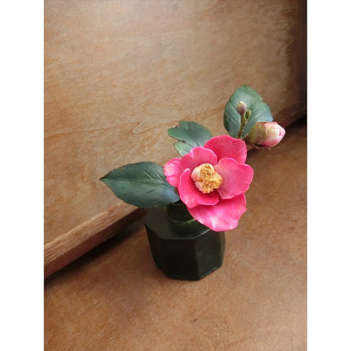 ✿【 粘土置物 】「さりげなくも艶やかな和の花」椿の一輪挿し