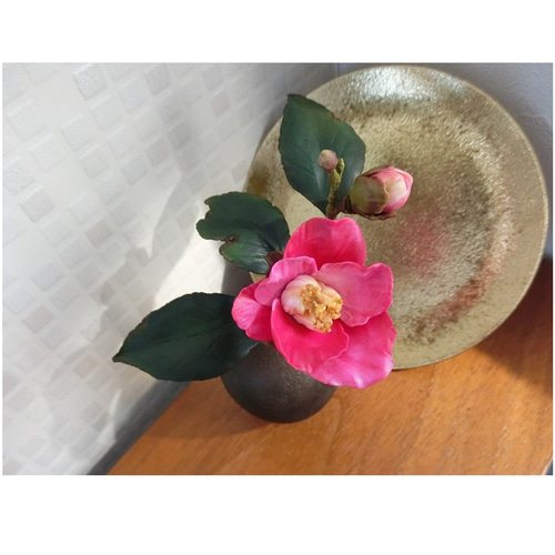 ✿【 粘土置物 】「さりげなくも艶やかな和の花」椿の一輪挿し（紫紅色