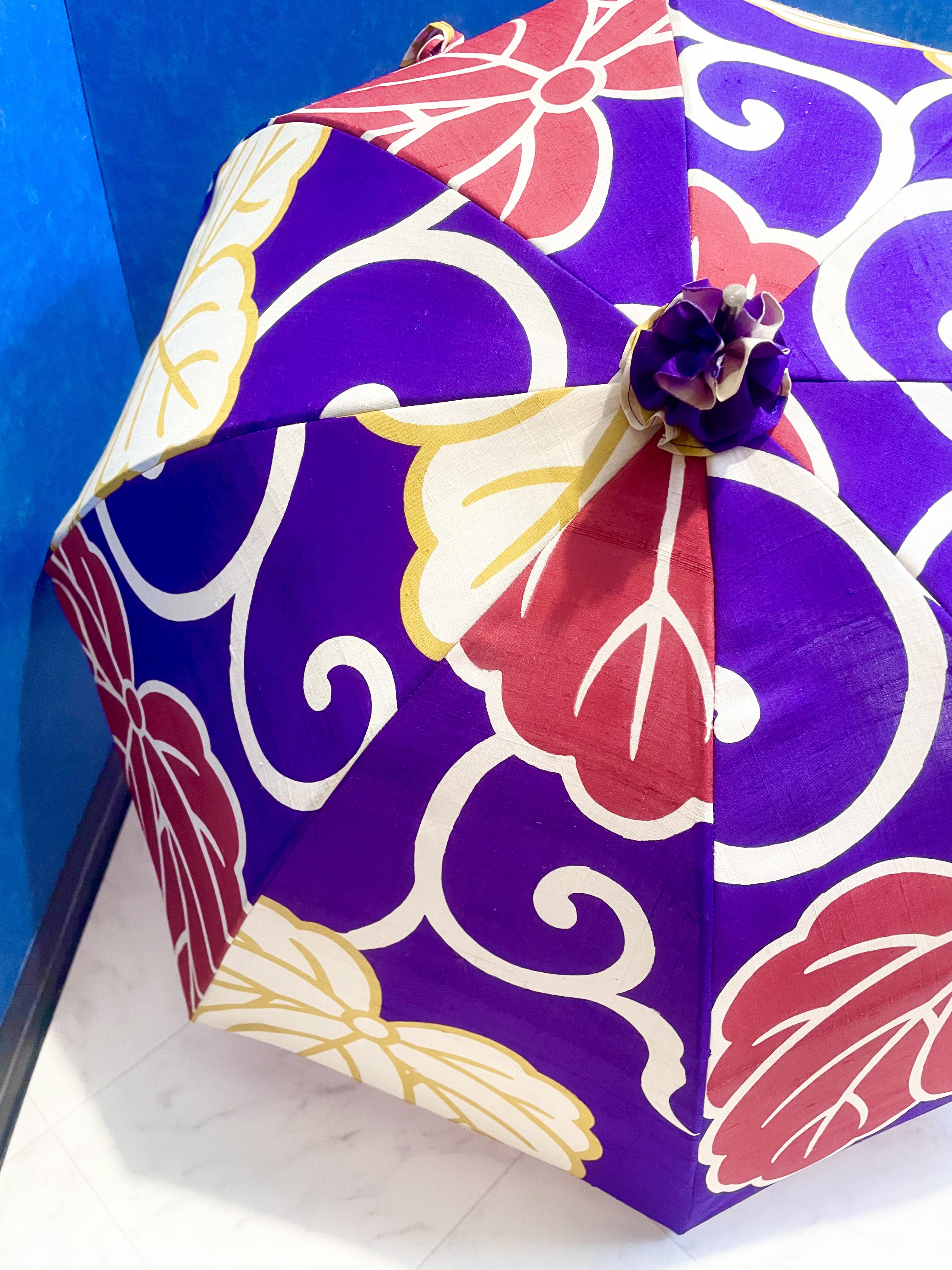 浴衣から生まれた日傘　色町や 真昼しづかに猫の恋