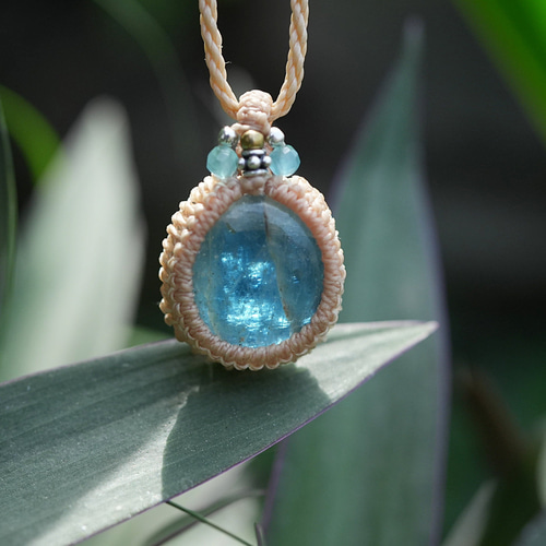 ディープブルー アクアマリン マクラメネックレス Creema限定』ディープブルーアクアマリン・マクラメペンダントwhite