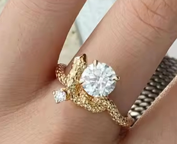 2025年　幸せをもたらす　ラッキーアイテム　ヘビ　蛇　 モアッサナイト　フルエタ ニティリング　　ゴールド