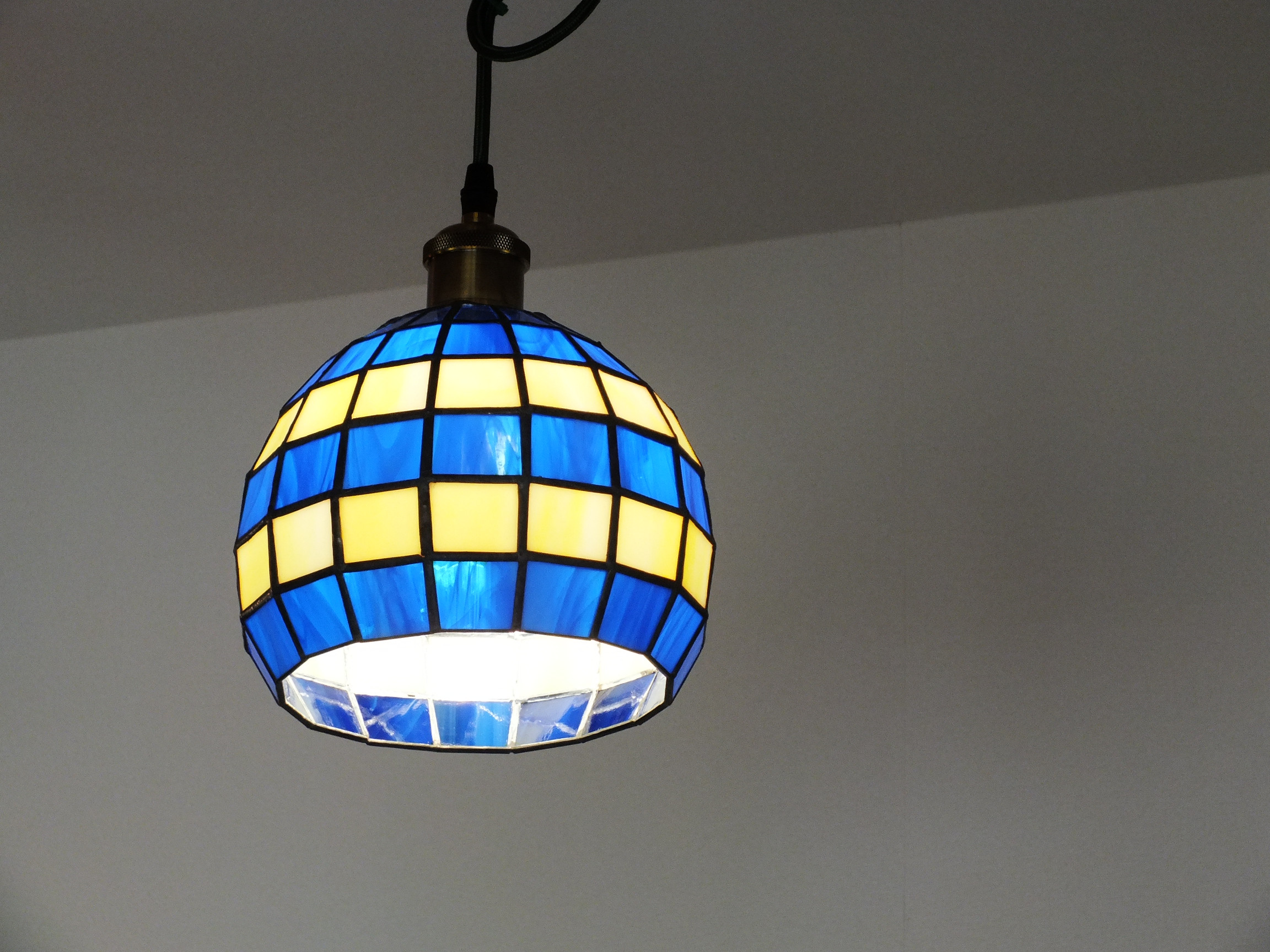 ほっこり膨らんだペンダントライトAO（ステンドグラスのランプ笠）