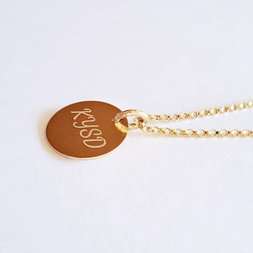 4つのイニシャルプレートネックレス