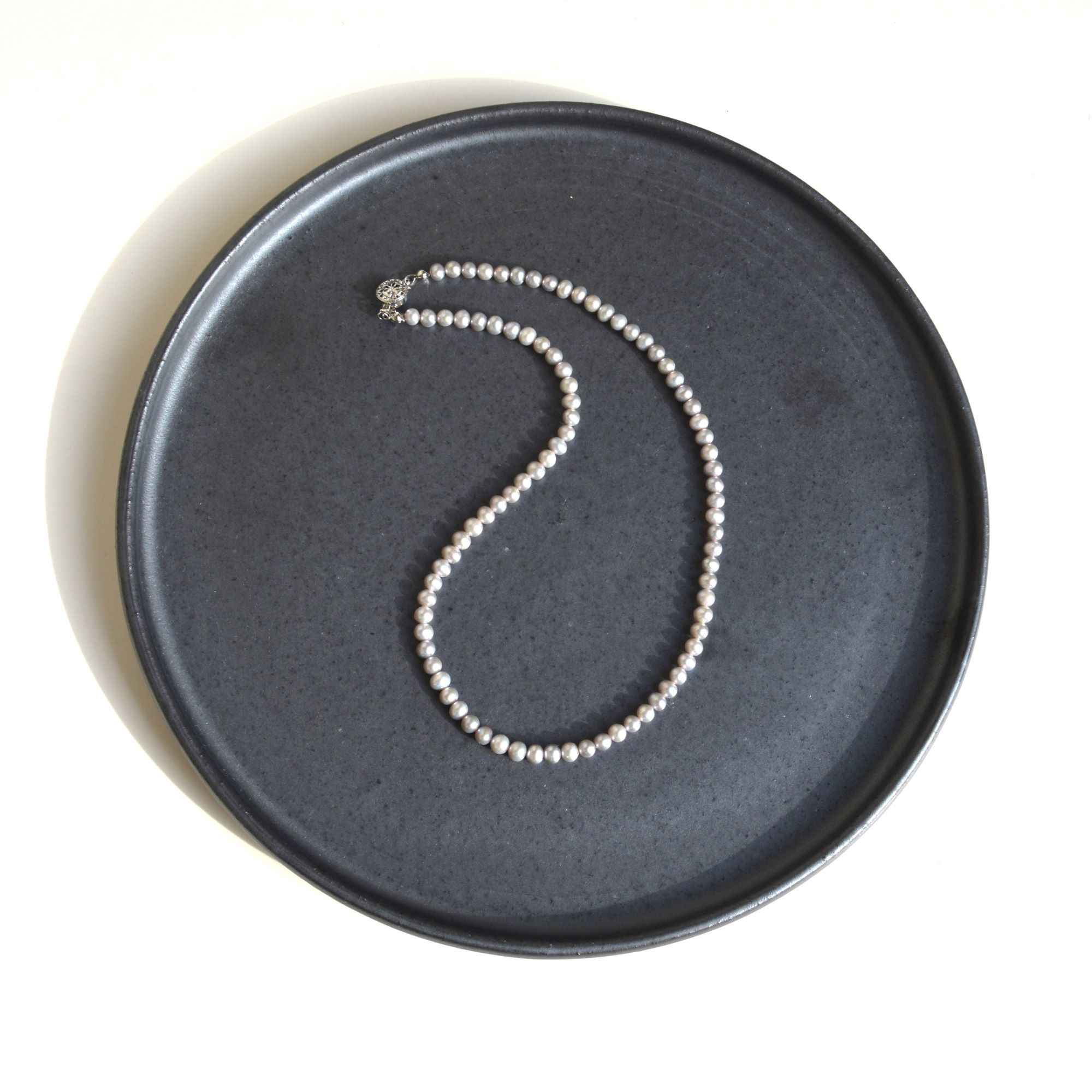 艶やかな淡水パールのネックレス＊シルバーグレー＊41cm＊5～5.5ｍｍ◇送料無料♪