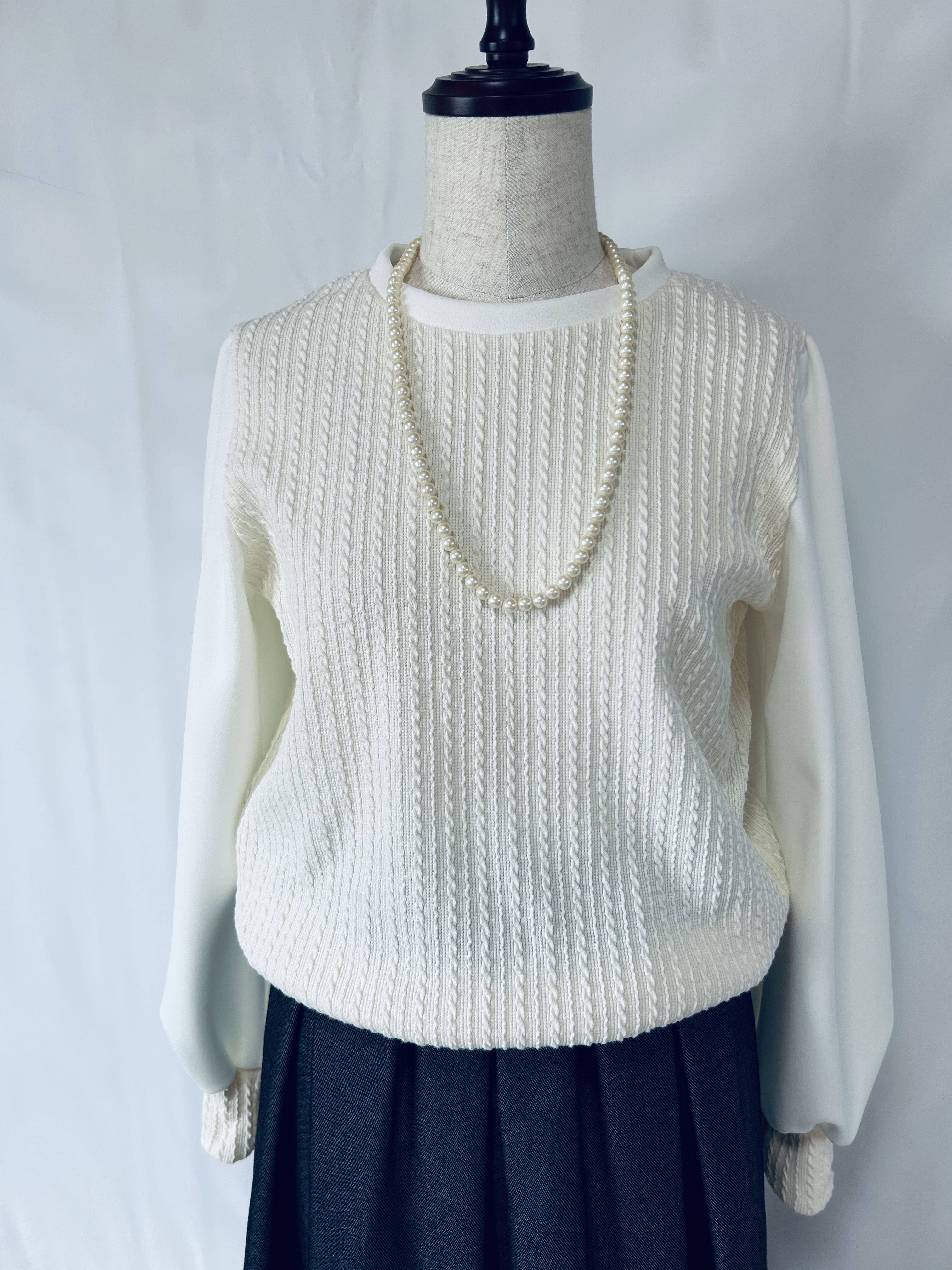 ストレッチ縄柄ニットジャガードプルオーバー　ふんわり柔らか　軽い　アイボリー色