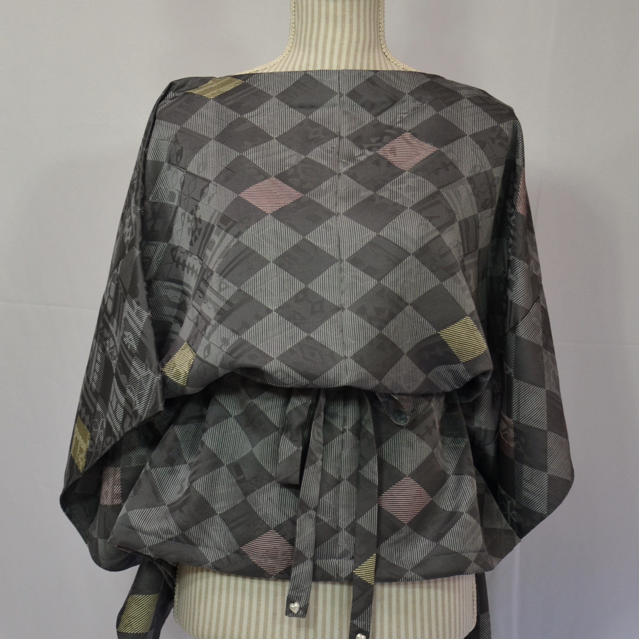 整う菱がシャドーな有職地紋に映えるフォトジェニックなブラウス