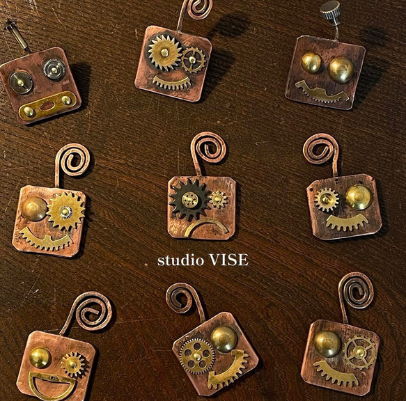 007-Rebot [リボット]ピンバッチ✴︎ゼンマイ時計などのパーツから生まれた一点もの studioVISE 4枚目の画像