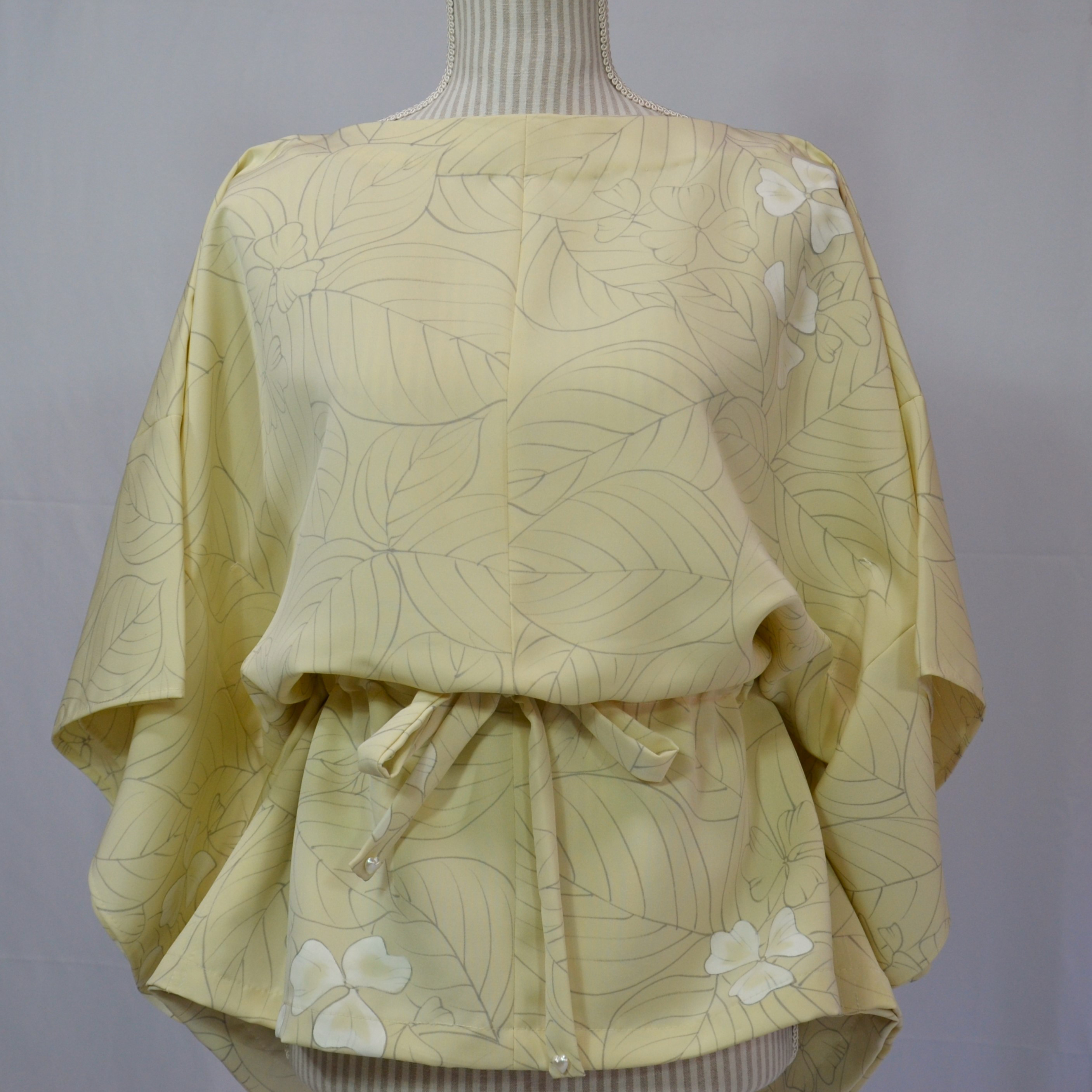 花と葉のデフォルメがヴィンテージライクに香り立つバニラカラーのブラウス