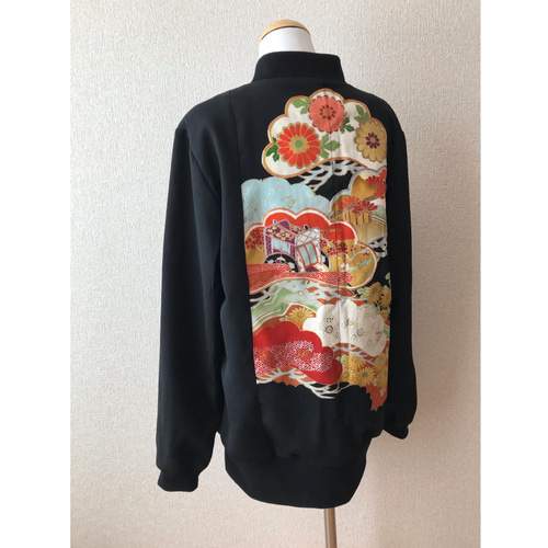 着物リメイク 黒留め袖ブルゾン 84☆黒留袖☆着物リメイク ☆レディースM☆ブルゾン☆スカジャン