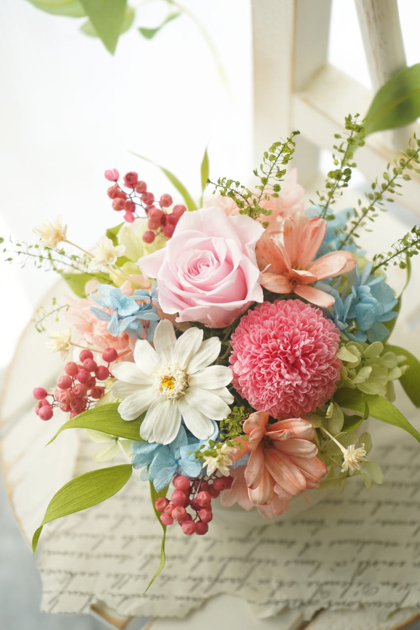 ピンクローズのプリザーブドフラワーアレンジメント　退職祝い　結婚祝い