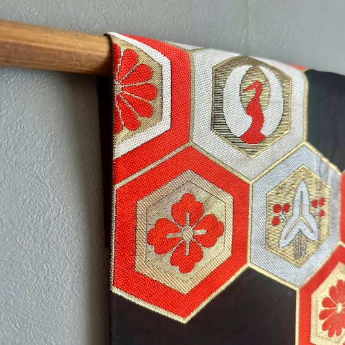 帯のタペストリー 漆黒に晴れやかな亀甲 帯 着物 リメイク インテリア