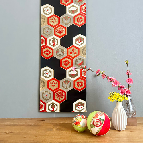 帯のタペストリー 漆黒に晴れやかな亀甲 帯 着物 リメイク インテリア