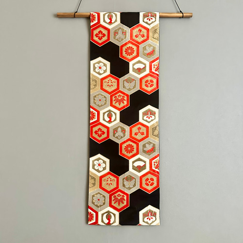 帯のタペストリー 漆黒に晴れやかな亀甲 帯 着物 リメイク インテリア