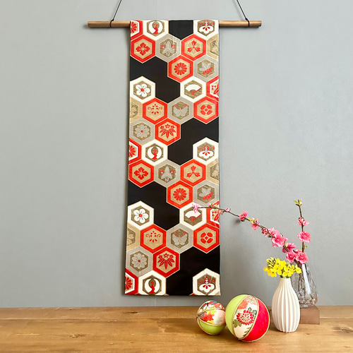 絣の亀甲柄のたタペストリー テーブルセンター 約91 x 46cm 絣の亀甲柄