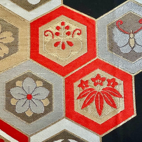 帯のタペストリー 漆黒に晴れやかな亀甲 帯 着物 リメイク インテリア