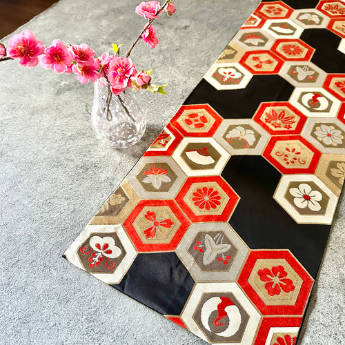 帯のタペストリー 漆黒に晴れやかな亀甲 帯 着物 リメイク インテリア