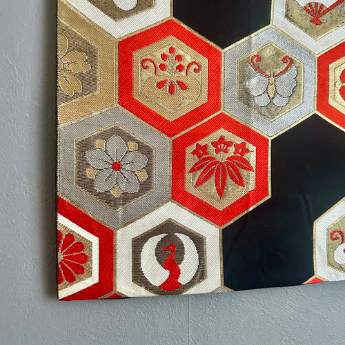 帯のタペストリー 漆黒に晴れやかな亀甲 帯 着物 リメイク インテリア