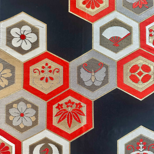 帯のタペストリー 漆黒に晴れやかな亀甲 帯 着物 リメイク インテリア