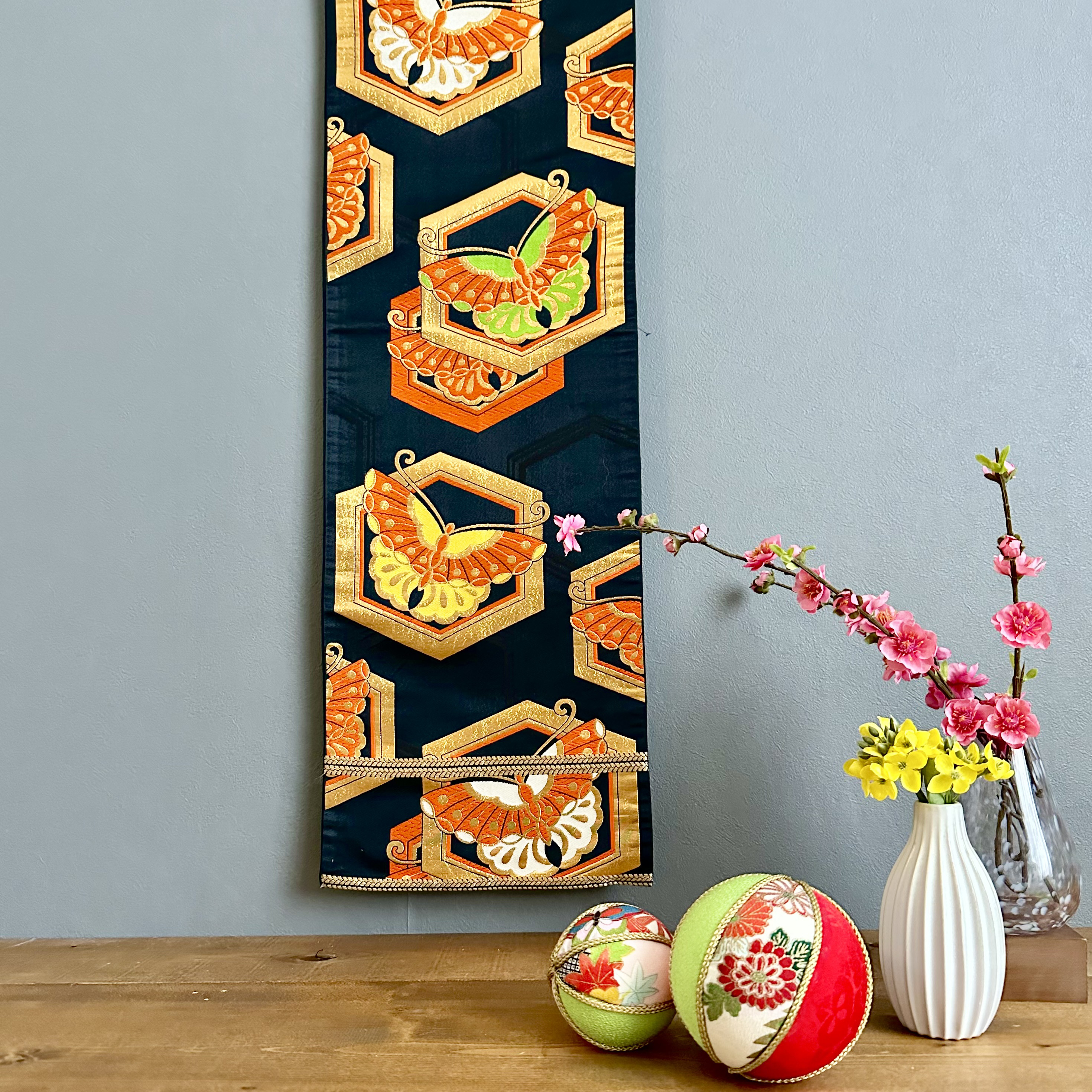 帯のタペストリー　漆黒に蝶と亀甲　帯　着物　リメイク インテリア　掛け軸 　テーブルランナー　小物　ひなまつり　正月飾り