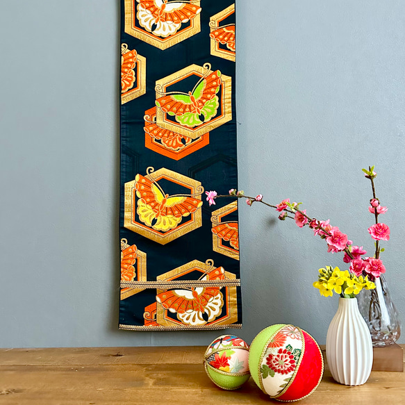 帯のタペストリー 漆黒に蝶と亀甲 帯 着物 リメイク インテリア 掛け軸