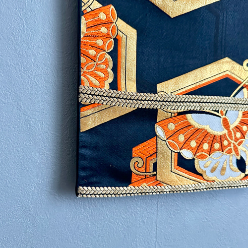 帯のタペストリー 漆黒に蝶と亀甲 帯 着物 リメイク インテリア 掛け軸